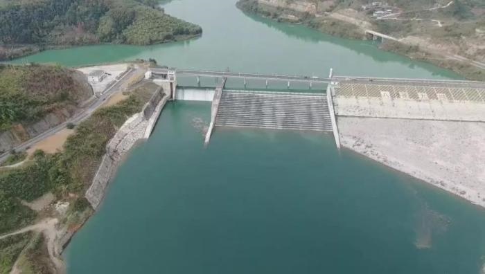 　　圖1 2021年12月7日，督察組使用無人機拍攝，保護區(qū)實驗區(qū)內(nèi)的八吝大壩已建成，且未設置過魚設施