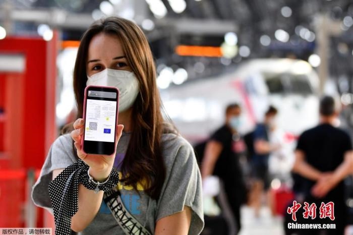 當(dāng)?shù)貢r間2021年9月1日，意大利米蘭，乘客在火車站出示的健康證明。