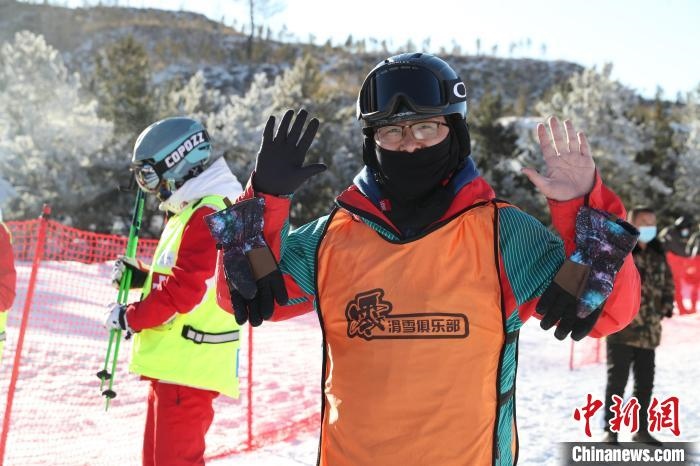 圖為滑雪場現(xiàn)場?！≡S婷 攝