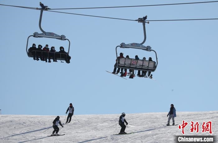 圖為滑雪場現(xiàn)場?！≡S婷 攝