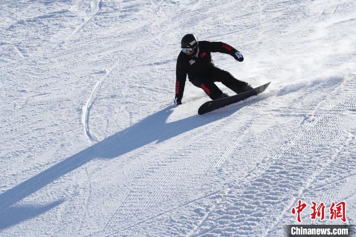 圖為滑雪場現(xiàn)場?！≡S婷 攝