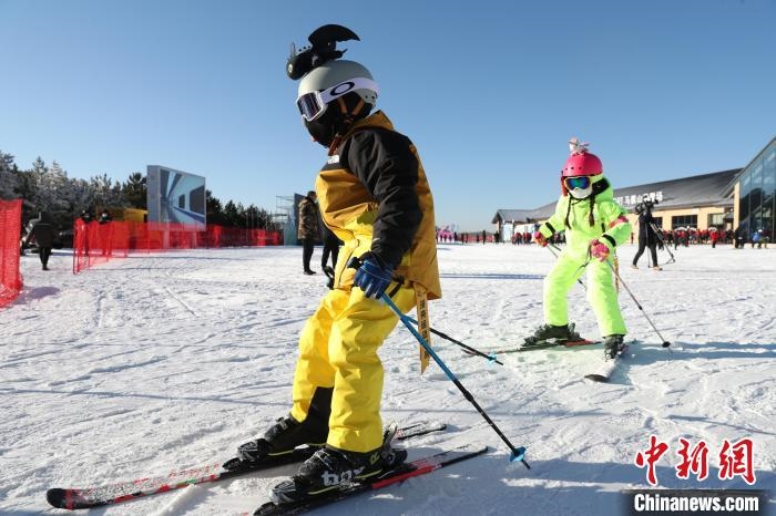 圖為滑雪場現(xiàn)場?！≡S婷 攝