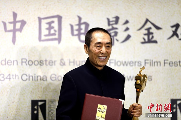 12月30日晚，第34屆中國(guó)電影金雞獎(jiǎng)?lì)C獎(jiǎng)典禮在福建省廈門市舉行。張藝謀以執(zhí)導(dǎo)《懸崖之上》榮膺最佳導(dǎo)演獎(jiǎng)。 <a target='_blank' href='/'>中新社</a>記者 呂明 攝