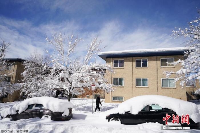 資料圖：當?shù)貢r間2021年3月15日，美國科羅拉多州丹佛，當?shù)赜瓉韽姳╋L雪天氣，城市被積雪覆蓋。