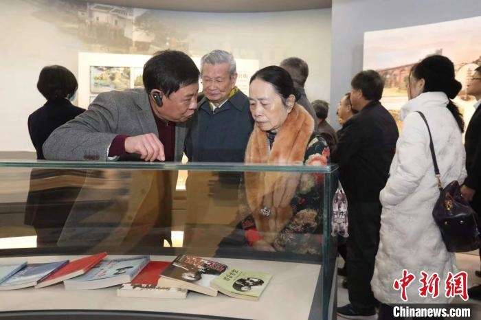 船政后裔在參觀新館?！￡悤造o 攝