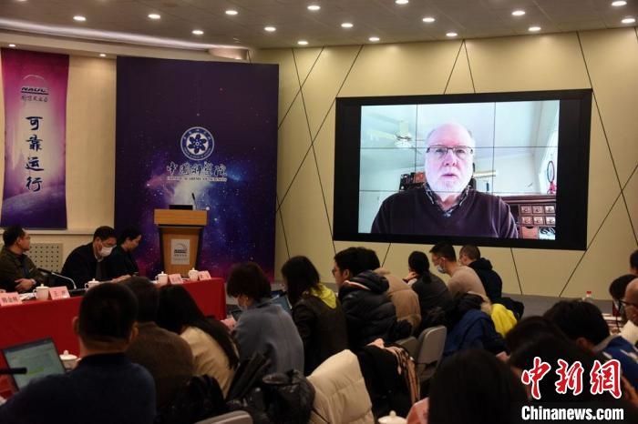 美國伊利諾伊大學(xué)教授理查德？克魯切爾通過視頻點(diǎn)評FAST測量星際磁場最新研究成果?！?lt;a target='_blank' href='/'>中新社</a>記者 孫自法 攝