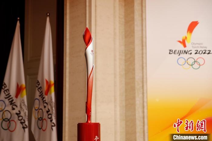 展示的北京冬奧會火炬?！〗x 攝