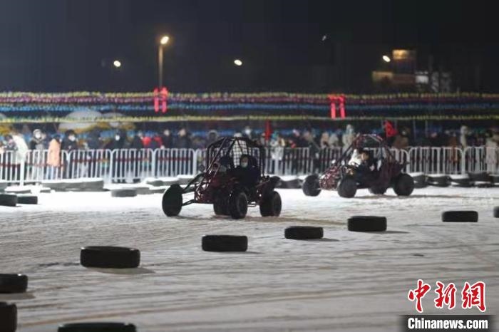 來(lái)吧，一起體驗(yàn)雪地越野車的刺激吧?！∮诤Ｑ?攝