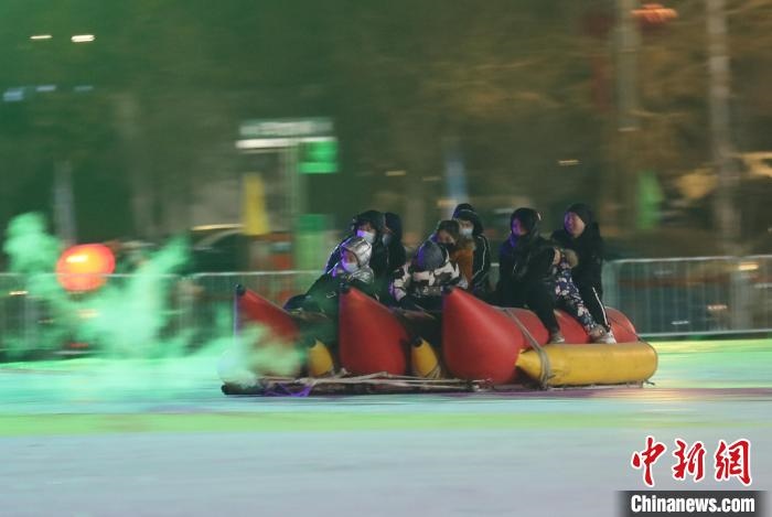 民眾沉醉在冰上香蕉船的快樂(lè)中?！∮诤Ｑ?攝