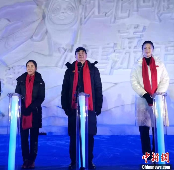 前女排國(guó)家隊(duì)隊(duì)長(zhǎng)奧運(yùn)冠軍惠若琪(右一)，中國(guó)女子田徑競(jìng)走奧運(yùn)冠軍王麗萍(左一)助陣當(dāng)晚活動(dòng)?！≮w桂華 攝