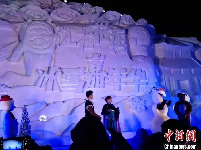 活動(dòng)現(xiàn)場(chǎng)表演的《冰雪奇緣》很受歡迎。　趙桂華 攝