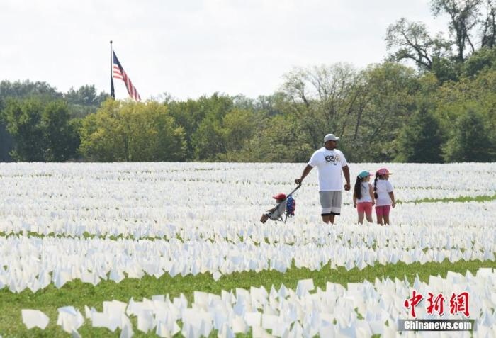 當(dāng)?shù)貢r(shí)間2021年9月18日，美國(guó)首都華盛頓國(guó)家廣場(chǎng)上插著數(shù)十萬(wàn)白色旗幟，悼念新冠逝者。這個(gè)名為“在美國(guó)：銘記”藝術(shù)裝置由美國(guó)藝術(shù)家弗斯滕伯格(Suzanne Firstenberg)策劃，她計(jì)劃在兩周內(nèi)與公眾一起在華盛頓國(guó)家廣場(chǎng)插上與美國(guó)新冠死亡病例數(shù)對(duì)應(yīng)的白旗，以示悼念。 <a target='_blank' href='/'>中新社</a>記者 陳孟統(tǒng) 攝
