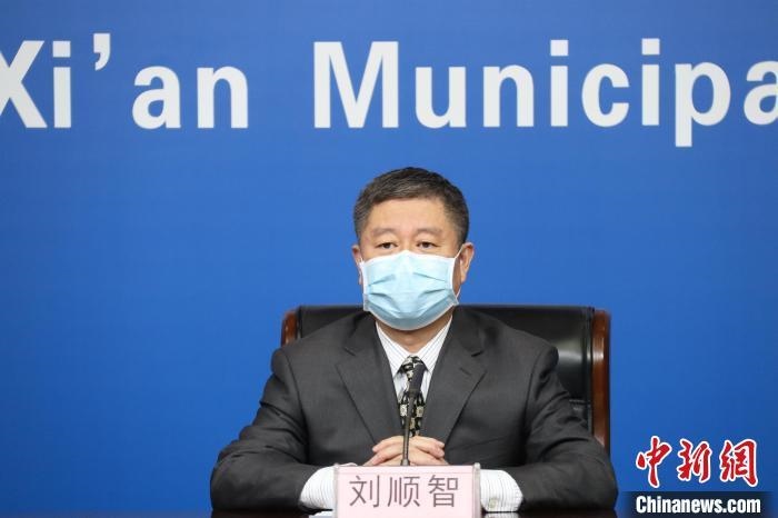 圖為西安市衛(wèi)生健康委主任劉順智6日在新聞發(fā)布會(huì)上?！∥靼彩姓﹫D