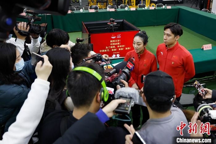 1月5日晚，全力沖刺北京冬奧學(xué)習(xí)座談會(huì)在北京舉行。座談會(huì)后，中國(guó)花樣滑冰雙人滑組合隋文靜、韓聰接受記者采訪。 <a target='_blank' href='/'>中新社</a>記者 富田 攝