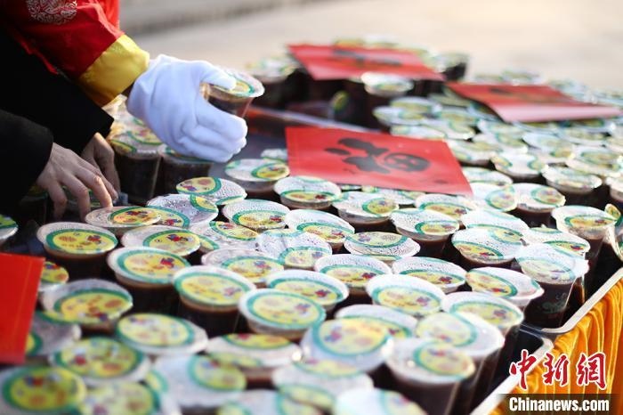 資料圖：工作人員將定制的臘八粥擺放整齊?！°蟛?攝