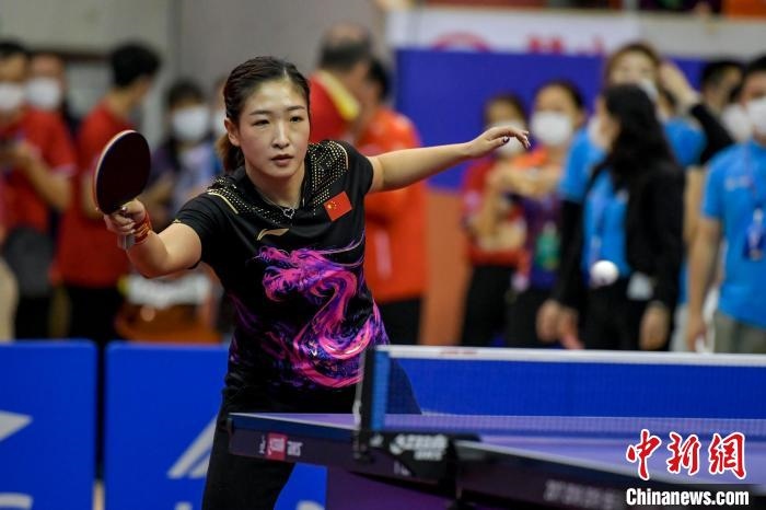 劉詩雯在2021年全國乒乓球“業(yè)余球王”總決賽中與選手互動交流球技?！●樤骑w 攝