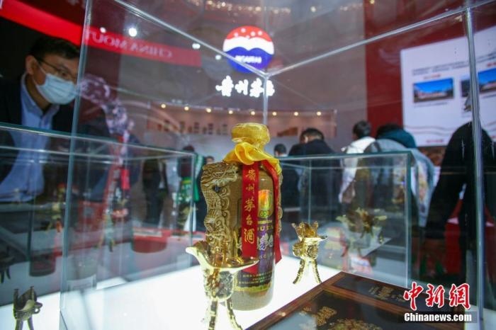 10月19日，天津，參觀者在中國茅臺展位參觀展示的白酒。當(dāng)天，第105屆全國糖酒商品交易會在國家會展中心(天津)啟幕。本屆糖酒會展覽總面積20萬平方米，吸引了來自40多個國家和地區(qū)的3504家參展商參展，共設(shè)置了傳統(tǒng)酒類、葡萄酒及國際烈酒、食品及飲料、調(diào)味品及配料、食品機械及包裝等展區(qū)。 <a target='_blank' href='/'>中新社</a>記者 佟郁 攝