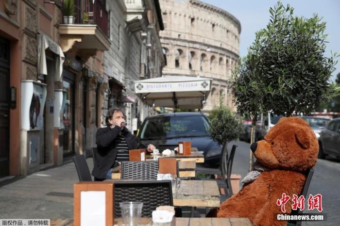 資料圖：意大利羅馬斗獸場附近的酒吧，顧客在露臺上喝酒。