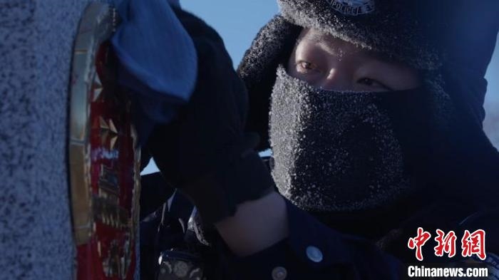 圖為恩和哈達邊境派出所的9名民警踏雪巡邊?！⒕S明 攝