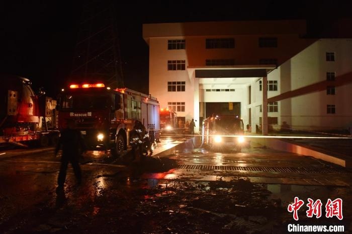 丹巴關(guān)州電站外多臺(tái)消防車(chē)輛正在開(kāi)展排水作業(yè)。　周勇 攝