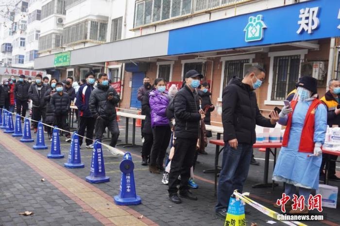 資料圖：1月7日，河南鄭州，市民有序排隊(duì)進(jìn)行核酸檢測。<a target='_blank' href='/'>中新社</a>記者 劉鵬 攝