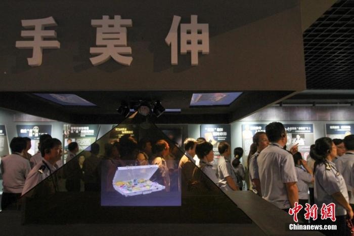 資料圖：2015年10月，海南省公安廳組織黨員干部前往反腐倡廉警示教育基地參觀受教。洪堅(jiān)鵬 攝