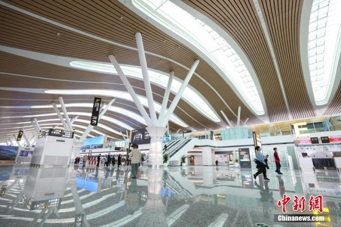 資料圖：貴陽龍洞堡國際機(jī)場(chǎng)T3航站樓出發(fā)大廳。 瞿宏倫 攝