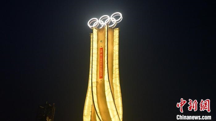 1月25日，由中建二局三公司承建的“海陀塔”順利竣工，奧運(yùn)五環(huán)閃耀延慶冬奧賽區(qū)。　中建二局三公司供圖
