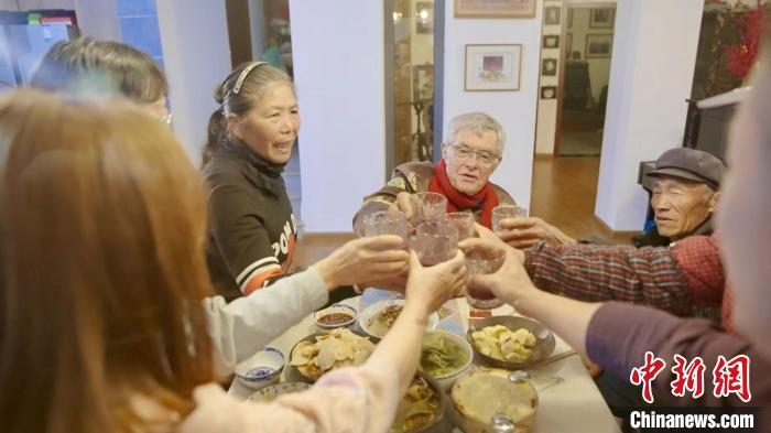 圖為賀歲紀錄片《“洋女婿”的中國年》劇照?！『h航 攝