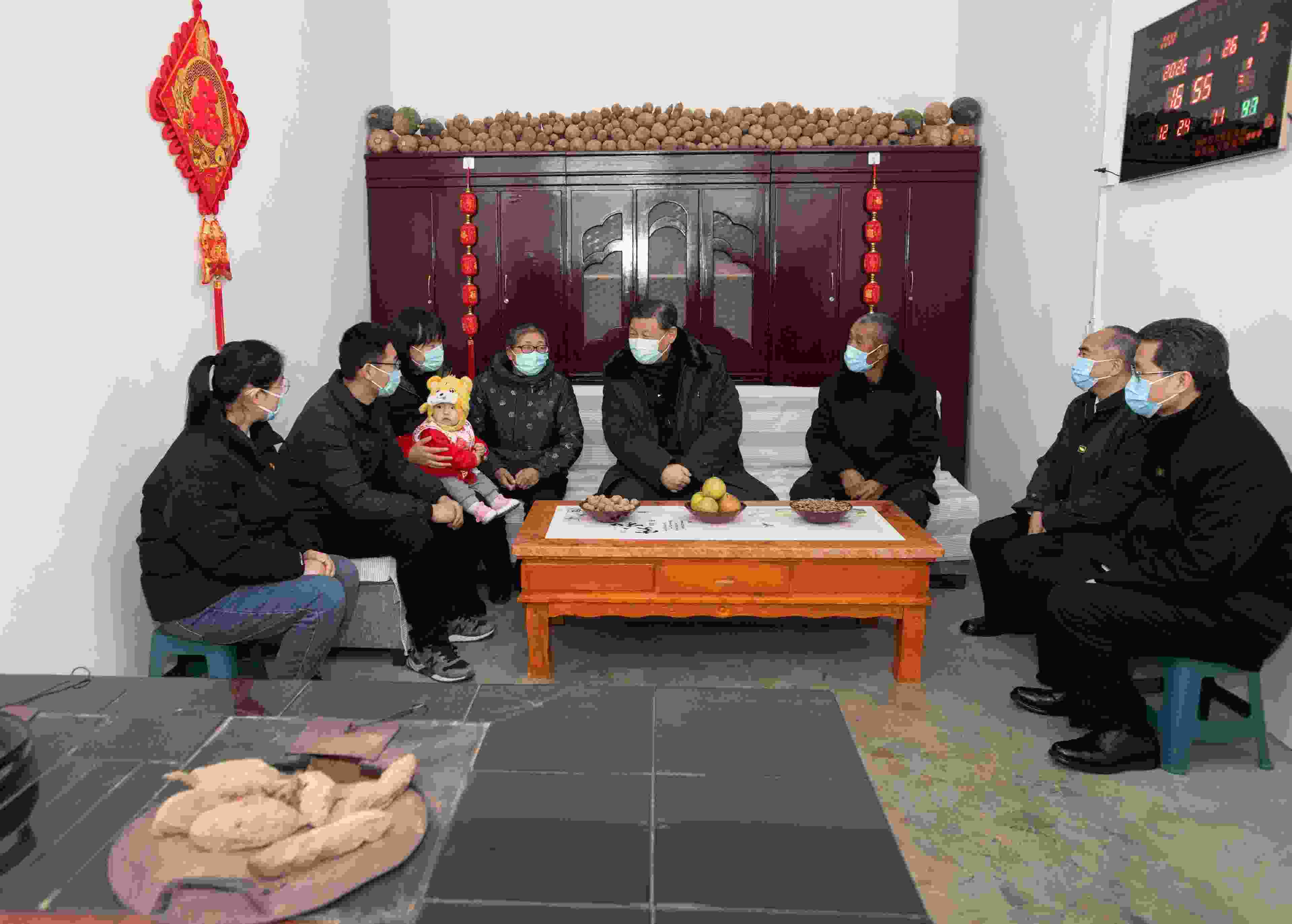 △2022年1月26日，中共中央總書記、國家主席、中央軍委主席習(xí)近平在臨汾市汾西縣僧念鎮(zhèn)段村同村民蔡文明一家親切交流。