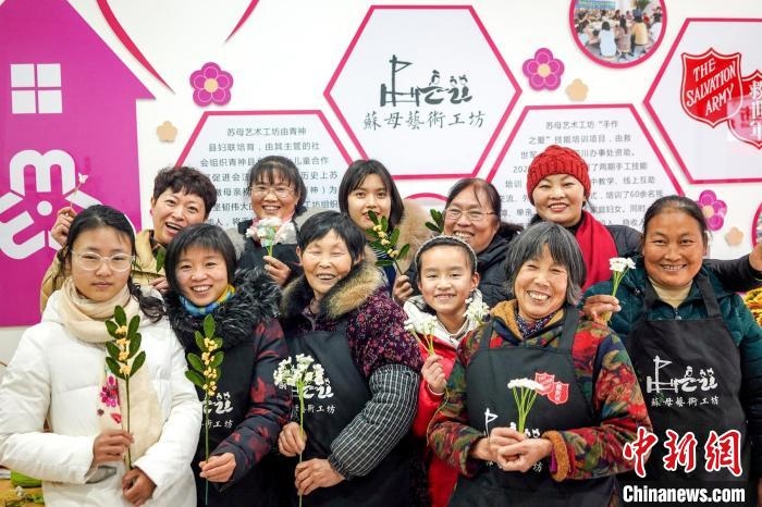 “蘇母藝術(shù)工坊”文創(chuàng)工作室的姐妹們?！」帕捡x 攝