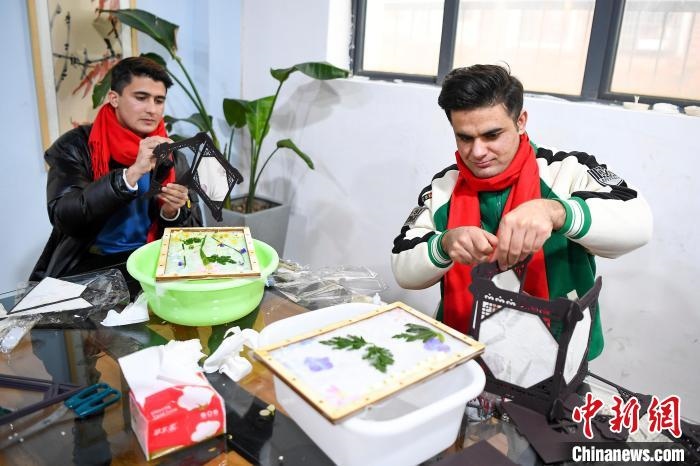 巴基斯坦留學(xué)生制作燈籠?！钊A峰 攝