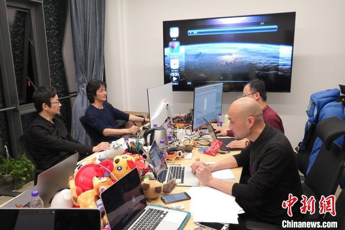 廣州美術(shù)學(xué)院曹雪、劉平云帶領(lǐng)的設(shè)計(jì)團(tuán)隊(duì)對(duì)北京冬奧會(huì)吉祥物加班加點(diǎn)進(jìn)行修改設(shè)計(jì)。(資料圖) 劉平云供圖