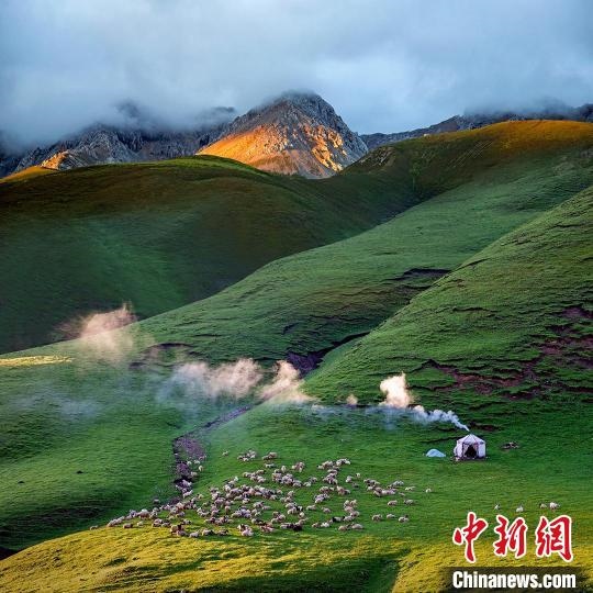 圖為作品《晨光炊煙》?！〗股?攝