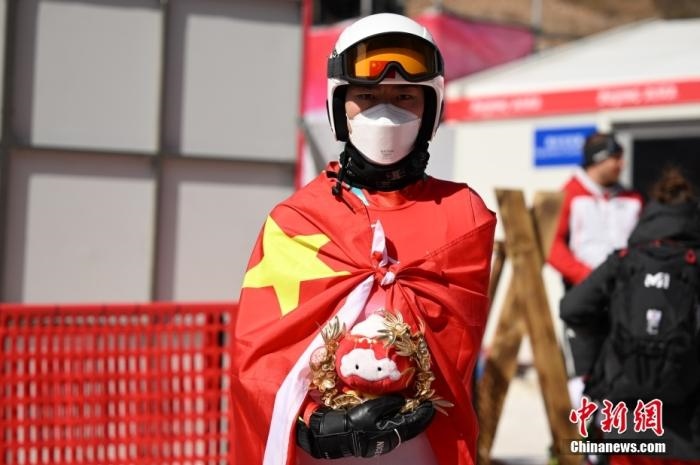3月6日，中國(guó)選手梁景怡在賽后手捧吉祥物。當(dāng)日，北京2022年冬殘奧會(huì)殘奧高山滑雪男子超級(jí)大回轉(zhuǎn)-站姿決賽在國(guó)家高山滑雪中心舉行，中國(guó)選手梁景怡奪得冠軍。 <a target='_blank' href='/'>中新社</a>記者 劉冉陽(yáng) 攝 　