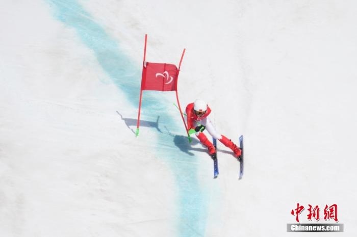 3月6日，中國(guó)選手梁景怡在比賽中。當(dāng)日，北京2022年冬殘奧會(huì)殘奧高山滑雪男子超級(jí)大回轉(zhuǎn)-站姿決賽在國(guó)家高山滑雪中心舉行，中國(guó)選手梁景怡奪得冠軍。 <a target='_blank' href='/'>中新社</a>記者 劉冉陽(yáng) 攝 　
