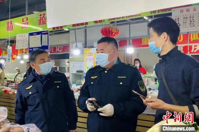 圖為執(zhí)法人員進(jìn)行調(diào)查?！±铈面谩z