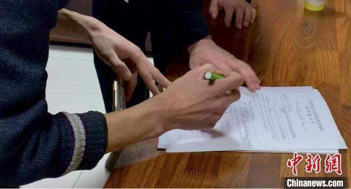 圖為現(xiàn)場(chǎng)下達(dá)詢問(wèn)通知書(shū)。　李婷婷 攝