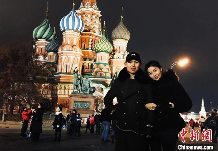 圖為敖木希勒夫婦留學(xué)合影。　敖木希勒供圖