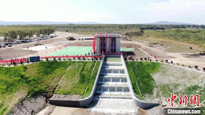 圖為生態(tài)補水現場?！》缎Э?攝