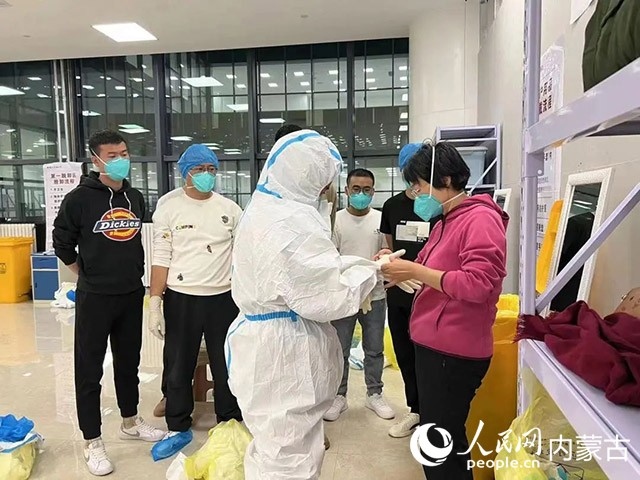 醫(yī)護人員正在方艙醫(yī)院工作。呼和浩特市第一醫(yī)院供圖