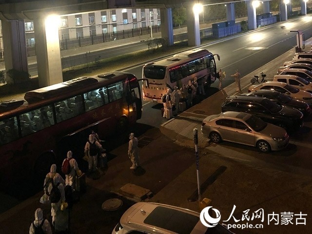 高校學生有序登車，前往隔離點。內蒙古教育廳供圖