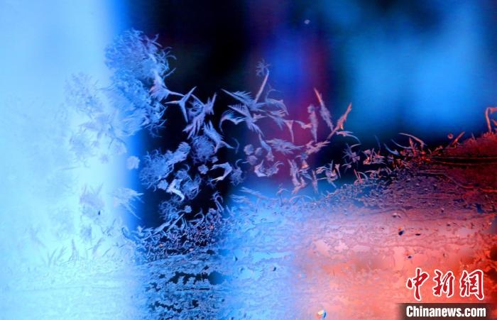 點(diǎn)點(diǎn)冰花像一個(gè)個(gè)小精靈。　孫書(shū)程 攝