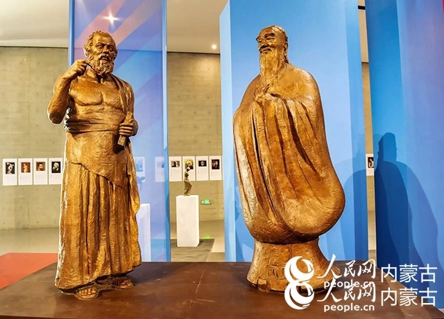 吳為山作品《神遇——孔子與蘇格拉底的對(duì)話》。實(shí)習(xí)生 楊光攝