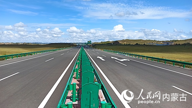 G1611經(jīng)棚至烏蘭布統(tǒng)高速公路項(xiàng)目。人民網(wǎng)記者 趙夢月攝