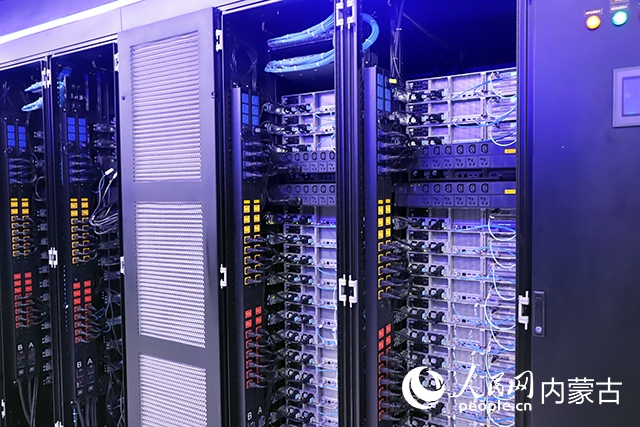 內(nèi)蒙古高性能計(jì)算公共服務(wù)平臺機(jī)房。人民網(wǎng)記者 苗陽攝