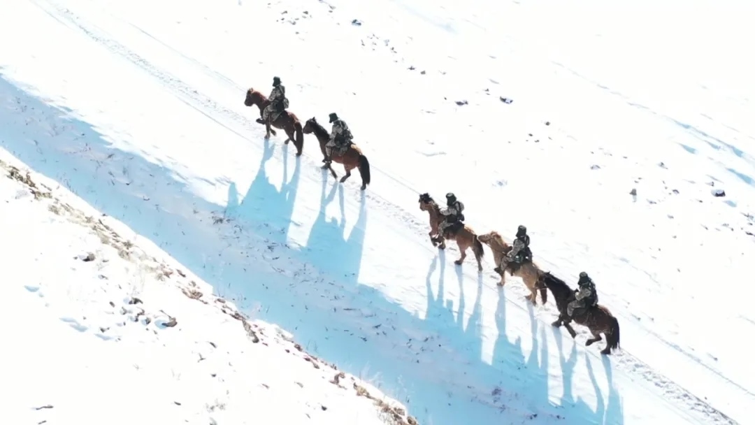 迎著朝陽在邊防線上巡邏的執(zhí)勤官兵。賴志強(qiáng) 攝.webp.jpg