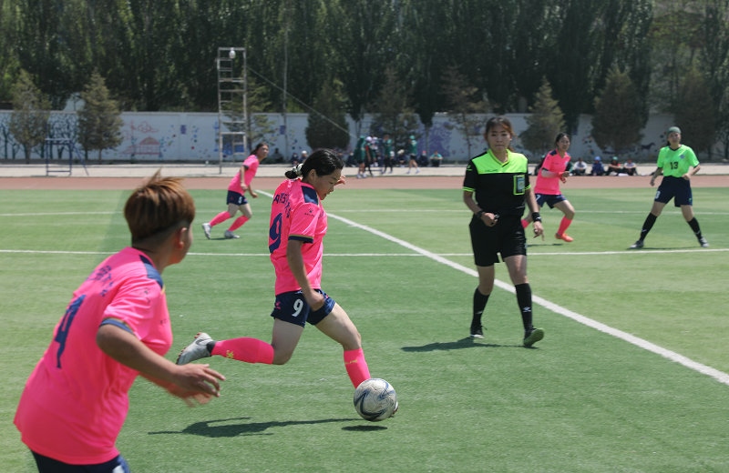 3.大學(xué)生足球聯(lián)賽本科組比賽現(xiàn)場，內(nèi)蒙古民族大學(xué)（粉色）對陣呼和浩特民族學(xué)院.JPG