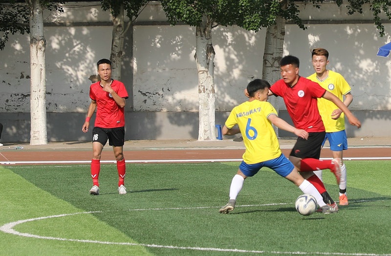 2.大學(xué)生足球聯(lián)賽本科組比賽現(xiàn)場，內(nèi)蒙古工業(yè)大學(xué)（紅色）對陣內(nèi)蒙古醫(yī)科大學(xué).jpg