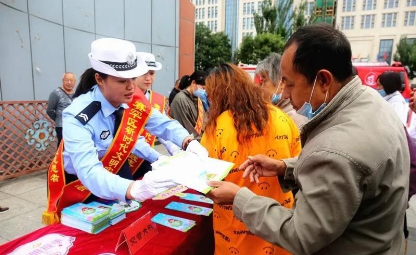 1631524710898800.jpg 賽罕區(qū)舉行“永遠(yuǎn)跟黨走 文明我同行”創(chuàng)城集中宣傳活動(dòng)2.jpg